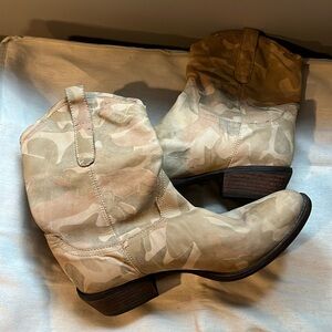 Donald Pliner  woman’s boots